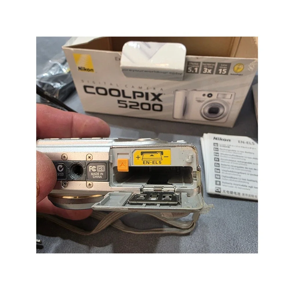 Nikon Coolpix 5200 Digital Camera Silver 5.1MP 3x Optical Zoom Vintage Digicam